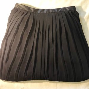 Banana Republic Accordion Black Midi Skirt size 2